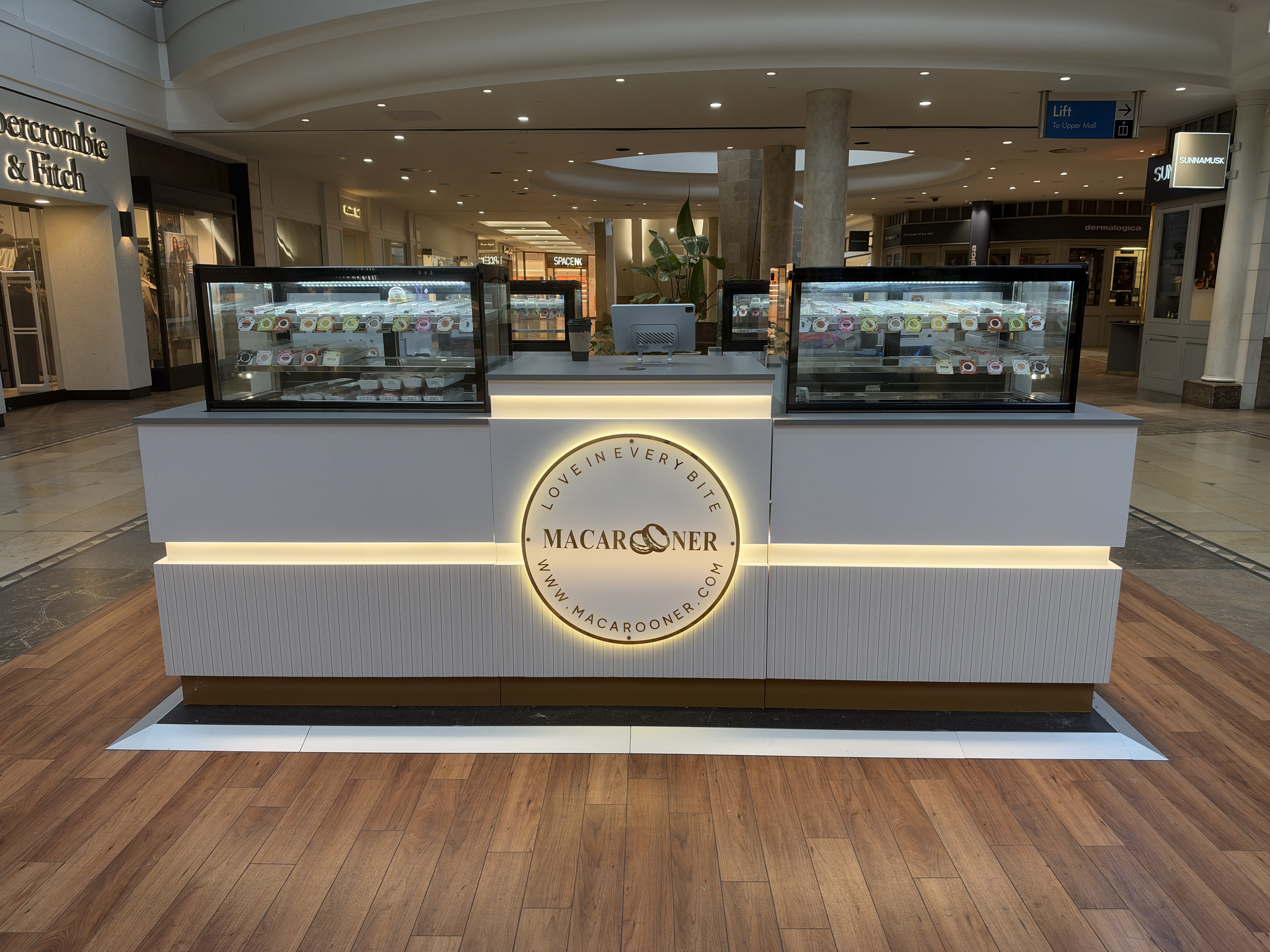 Macarooner luxury macaron kiosk at the Guildhall, Bluewater